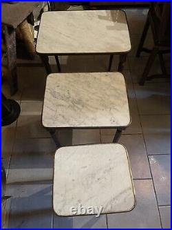 3 tables gigognes style louis XVI en bois cerclé marbre blanc pieds sabots