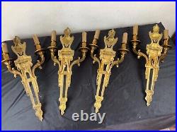 4 d'appliques à deux bras de lumière en bronze ormolu de style Louis XVI signé