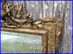 Ancien grand miroir mural de style Louis XVI en bois et platre glace biseautée