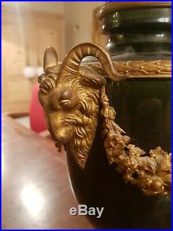 Ancien grand vase de style Louis XVI en faience, monture en laiton XIX ème s