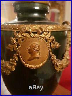 Ancien grand vase de style Louis XVI en faience, monture en laiton XIX ème s