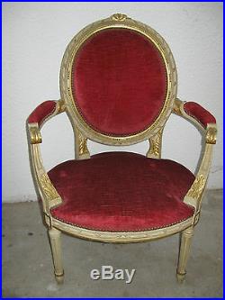 Ancienne Paire De Fauteuils En Bois Doré Laqué De Style Louis XVI Medaillon