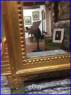 Beau miroir de style Louis XVI verre et bois doré décor d'oiseau et flambeau