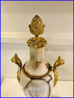 Belle paire de candélabres en marbre blanc veiné et bronze doré. Style Louis XVI