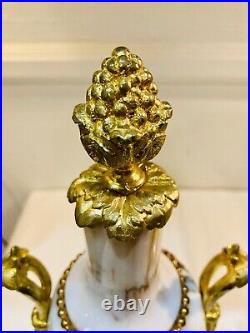 Belle paire de candélabres en marbre blanc veiné et bronze doré. Style Louis XVI