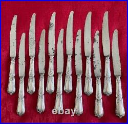 Belle série de 12 grands couteaux de table en métal argenté de style Louis XVI