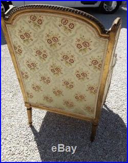 Bergere fauteuil à oreilles style Louis XVI en bois doré