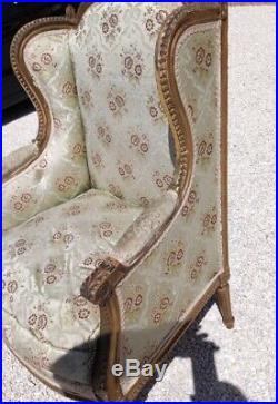 Bergere fauteuil à oreilles style Louis XVI en bois doré