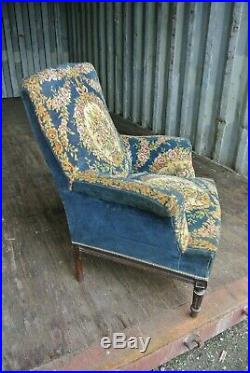 Bergère recouverte d'un tissu au point, décor floral, style Louis XVI, fauteuil