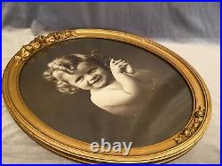 Cadre début XXe à vue ovale en bois et stuc doré style Louis XVI photo de bébé