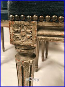 Cinq chaises de style Louis XVI en bois laqué gris Fin XIXe