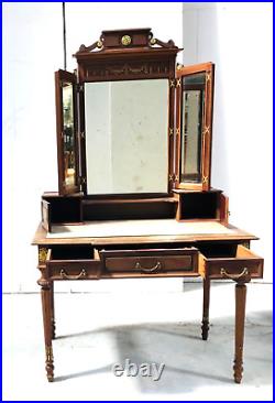 Coiffeuse style Louis XVI en acajou miroir triptyque. XX siècle