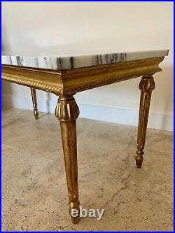 Élégante table basse de style Louis XVI en bois doré et marbre de Carrare