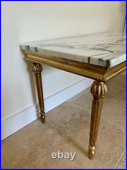 Élégante table basse de style Louis XVI en bois doré et marbre de Carrare