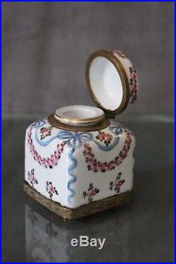 Encrier de style Louis 16 Marie-Antoinette en porcelaine marquée Sèvres inkwell