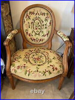 Fauteuil Medaillon Style Louis XVI Avec Tapisserie Floral Au Point