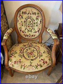 Fauteuil Medaillon Style Louis XVI Avec Tapisserie Floral Au Point