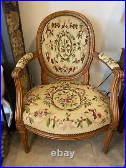 Fauteuil Medaillon Style Louis XVI Avec Tapisserie Floral Au Point