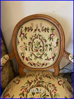 Fauteuil Medaillon Style Louis XVI Avec Tapisserie Floral Au Point