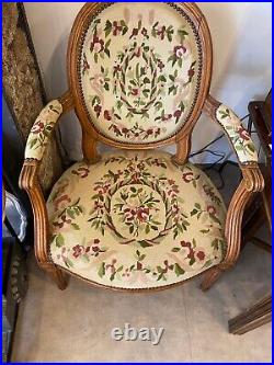 Fauteuil Medaillon Style Louis XVI Avec Tapisserie Floral Au Point