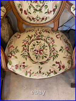 Fauteuil Medaillon Style Louis XVI Avec Tapisserie Floral Au Point