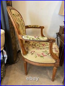 Fauteuil Medaillon Style Louis XVI Avec Tapisserie Floral Au Point