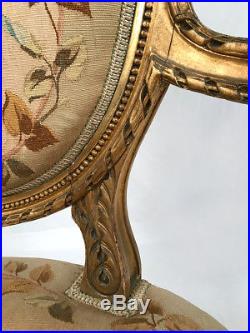 Fauteuil en bois doré à dossier médaillon de style Louis XVI