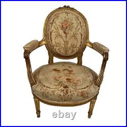 Fauteuil en bois doré de style Louis XVI, fin XIXe ou début XXe