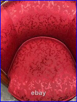 Fauteuil époque Art déco en noyer style louis XVI recouvert de tissu rouge foncé