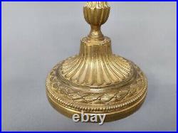 Flambeau en bronze doré de style Louis XVI, fût cannelé, orné d'une guirlande