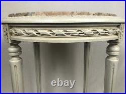 Grand guéridon en bois laqué gris et plateau de marbre de style Louis XVI