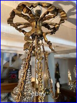 Grand lustre en bronze et pampilles de cristal de style Louis XVI