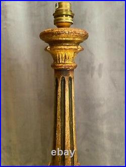 Grand pied de lampe à décor de colonne cannelée en bois doré de style Louis XVI