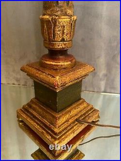 Grand pied de lampe à décor de colonne cannelée en bois doré de style Louis XVI