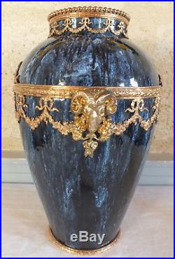 Grand vase faience bleue monture dorée tetes bélier noeud style Louis XVI