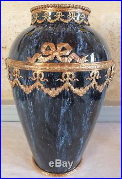 Grand vase faience bleue monture dorée tetes bélier noeud style Louis XVI