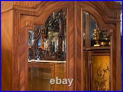Grande armoire à fronton fin XIXe avec glaces style Louis XVI