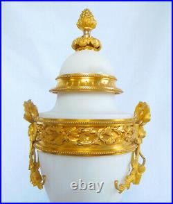 Grande cassolette de style Louis XVI en marbre et bronze doré