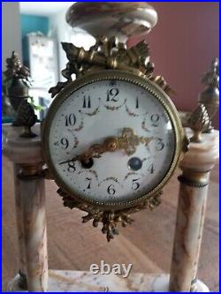 Horloge ancienne style Louis XVI, de marbre rose et Bronze