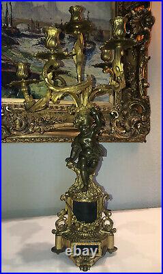 Important Candélabre en bronze À décor d'un Putto Style Louis XVI Haut. 64,5 cm