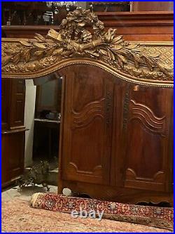 Important miroir XIXe à fronton en bois et stuc doré de style Louis XVI 173,5 cm