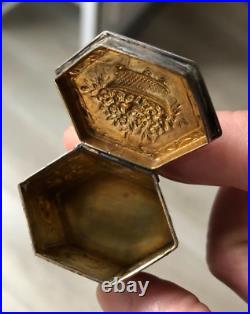 Jolie Petite boite Argent style Louis XVI poinçon à identifier HANAU