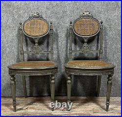 Jolie paire de chaises de theatre style Louis XVI en bois laqué et argenté