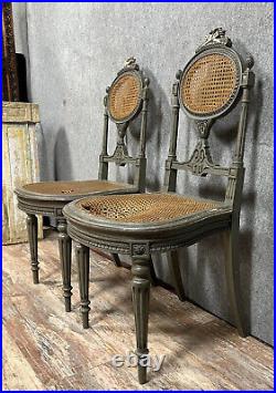 Jolie paire de chaises de theatre style Louis XVI en bois laqué et argenté