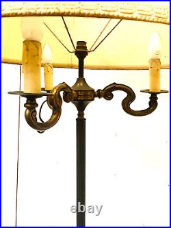 Lampadaire style Louis XVI en laiton trois bras de lumière. XX siècle