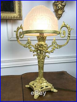 Lampe En Bronze Dorée Avec Dôme En Verre A Decor Papillons De Style Louis XVI