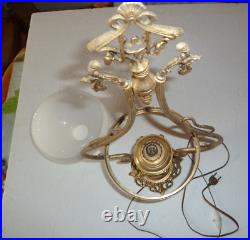 Lampe à gaz/pétrole électrifié de style Louis XVI en laiton et opaline blanche