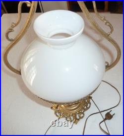Lampe à gaz/pétrole électrifié de style Louis XVI en laiton et opaline blanche