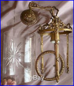 Lanterne en bronze doré style Louis XVI à noeud Marie Antoinette et verre taillé