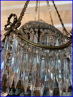 Lustre en bronze et pampilles de cristal de style Louis XVI